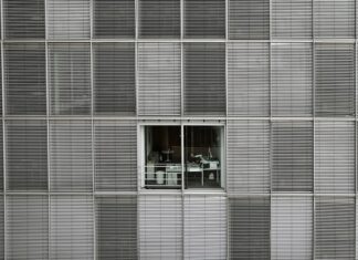 Czy za podróż służbową należą się nadgodziny?