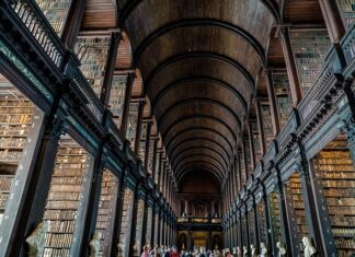 Czy uczelnią jest w KRS?