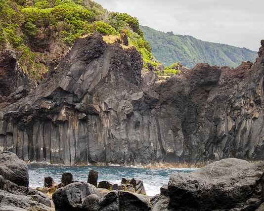Jak powinno być wyposażone stanowisko pracy biurowej?